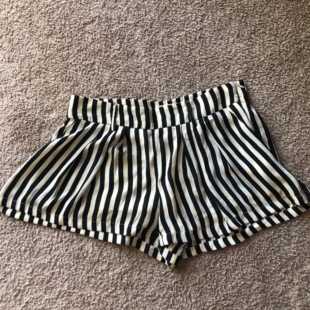 Size M flowy striped shorts